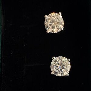 Elegant Silver Stud Earrings moissanite 3CT each